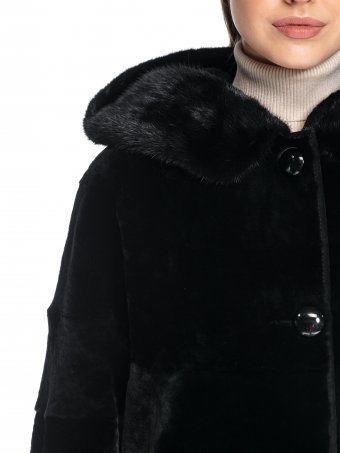 Куртка из овчины с капюшоном и отделкой из меха норки
